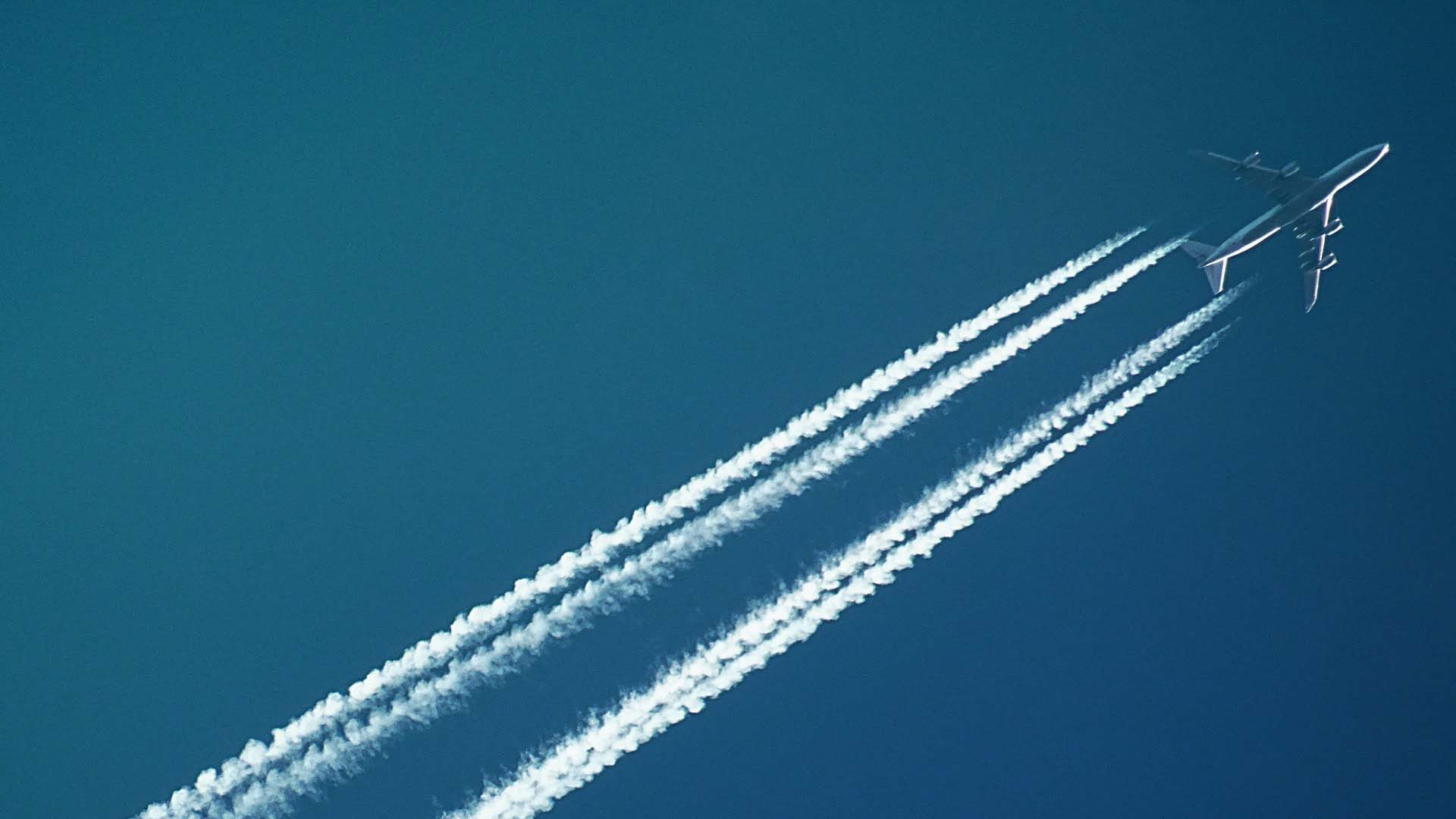 Plane flying overhead with contrails